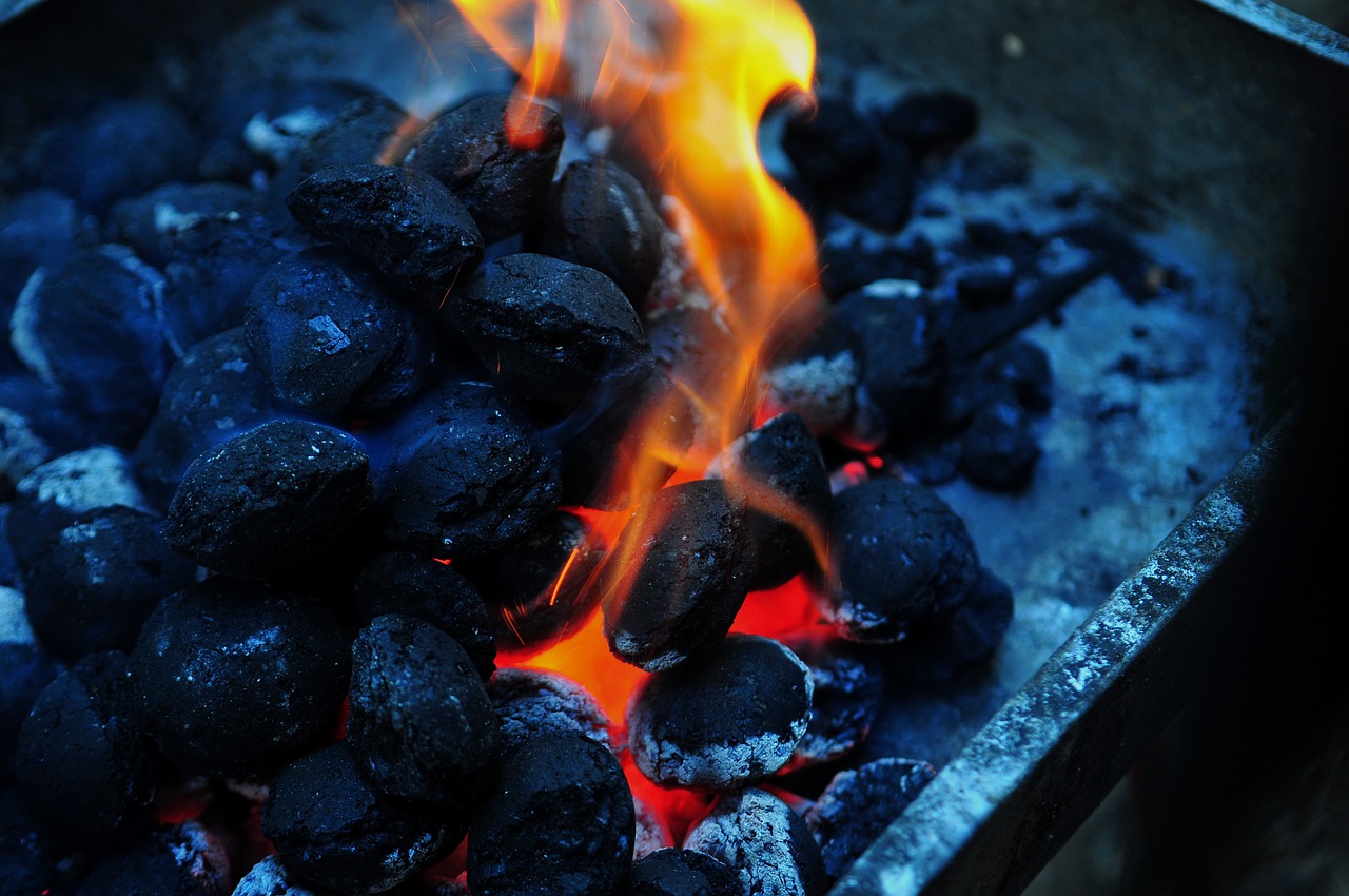 炭の火起こしで困った人へ！簡単な火起こし方法とおすすめ火起こし器１４選！ | SHMINATOR